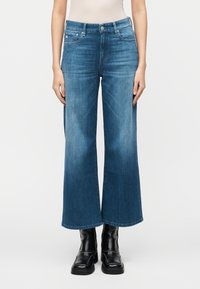 Короткие джинсы