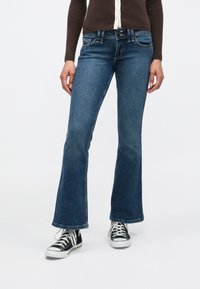 Клешеные джинсы