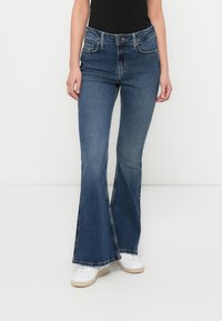 Клешеные джинсы