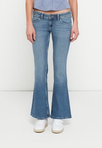 Клешеные джинсы