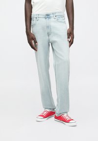 Прямые джинсы