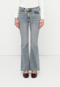 Клешеные джинсы