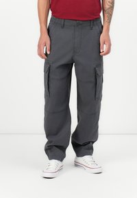 Брюки с накладными карманами