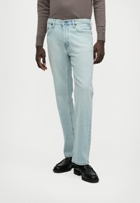 Прямые джинсы