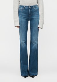 Клешеные джинсы