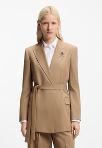 Короткое пальто