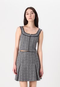 Блузка без рукавов