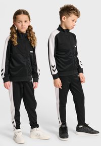 Спортивный костюм Спортивный костюм