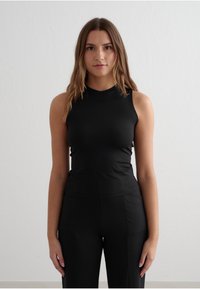 Спортивный топ