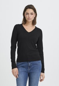 Пуловер с вырезом V