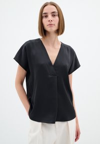 Атласная блузка