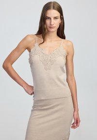 Топ на бретельках