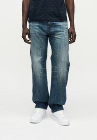 Прямые джинсы