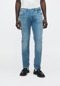 Узкие джинсы