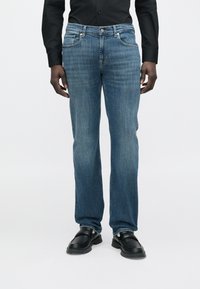 Прямые джинсы