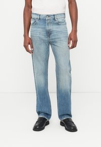 Прямые джинсы