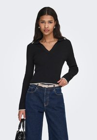 Пуловер с вырезом V