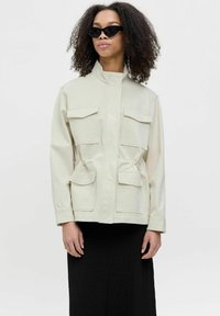 Куртка с накладнымит карманами