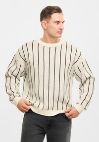 Пуловер в полоску