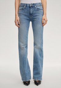 Клешеные брюки