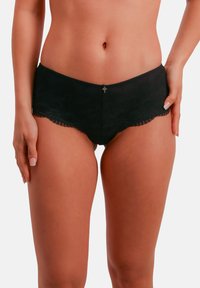 Трусы на бедрах