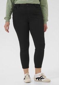 Короткие джинсы