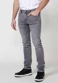 Узкие джинсы