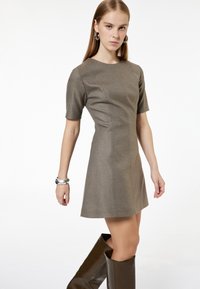 Короткое платье