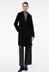 Короткое пальто