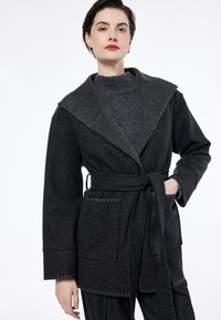 Короткое пальто