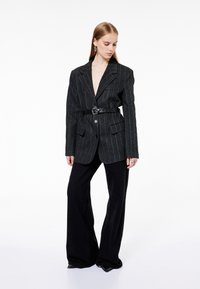 Короткое пальто