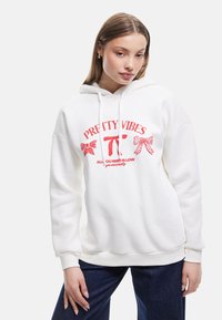 Пуловер с капюшоном Пуловер с капюшоном