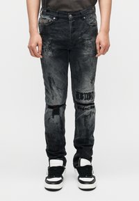 Узкие джинсы