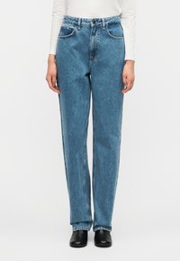 Прямые джинсы