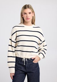 Пуловер в полоску