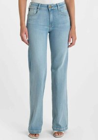 Прямые джинсы