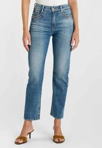 Короткие джинсы