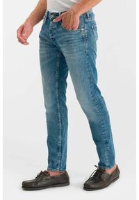 Прямые джинсы