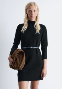 Вязаное платье