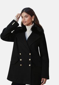 Короткое пальто