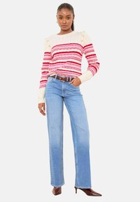 Пуловер в полоску