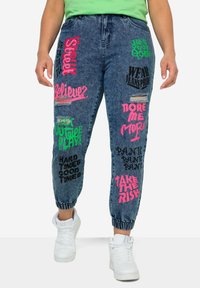 Короткие джинсы