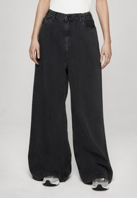 Свободные джинсы