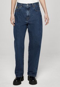 Прямые джинсы