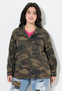 Куртка с накладнымит карманами