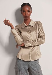 Атласная блузка