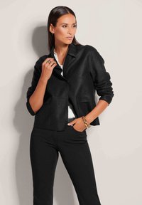 Блейзер с накладными карманами