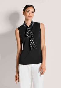 Блузка без рукавов