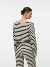 Пуловер в полоску