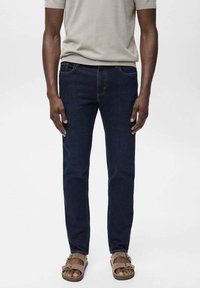 Узкие джинсы